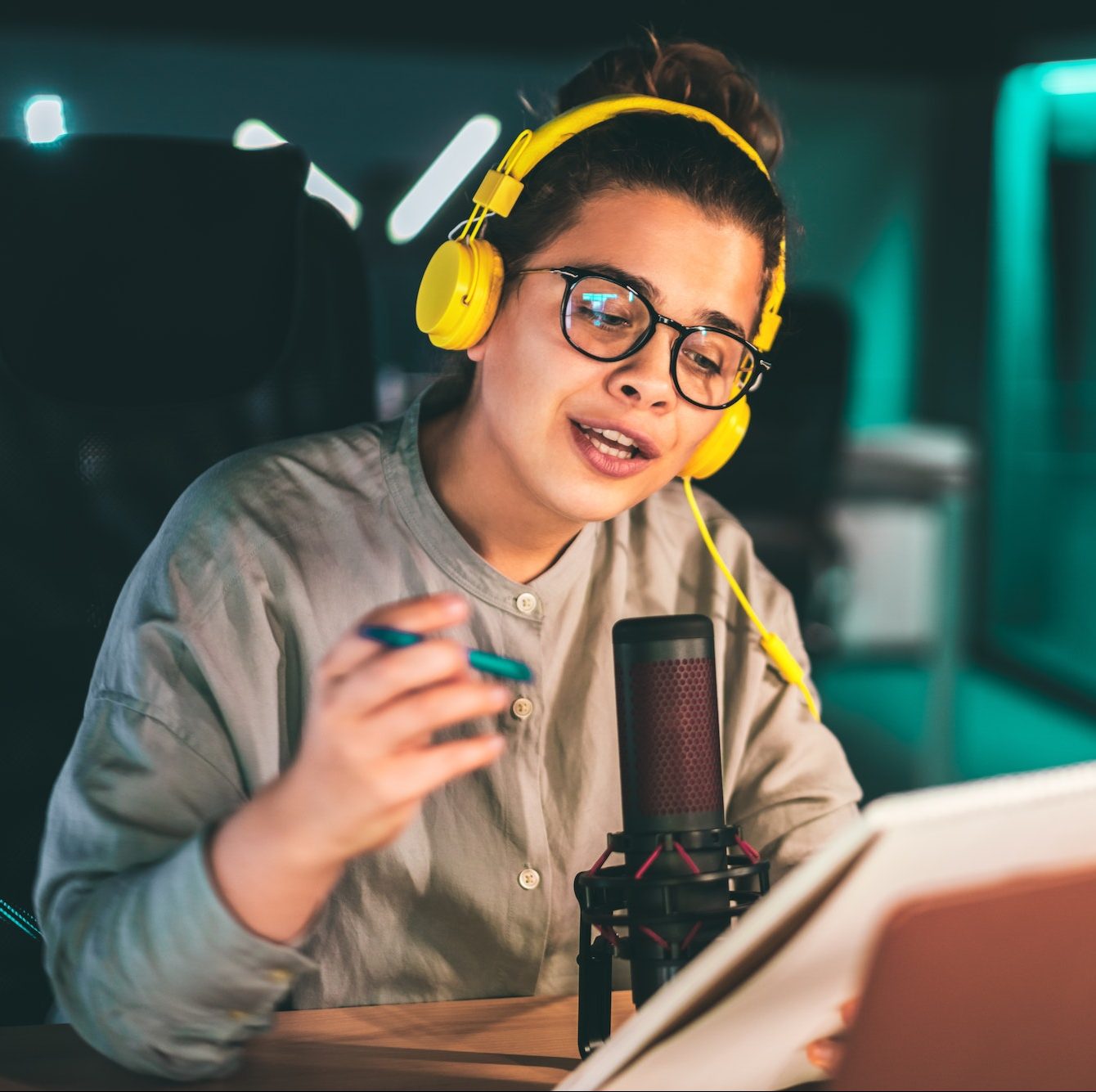 the-woman-recording-an-audio-podcast-in-modern-studio-e1665500913576.jpg the-woman-recording-an-audio-podcast-in-modern-studio-e1665500913576.jpg