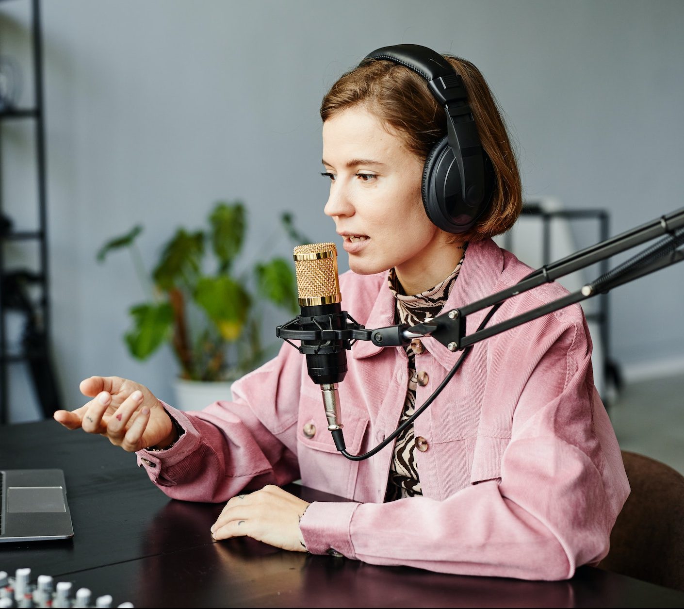 young-woman-recording-podcast-at-home-e1665506644614.jpg young-woman-recording-podcast-at-home-e1665506644614.jpg